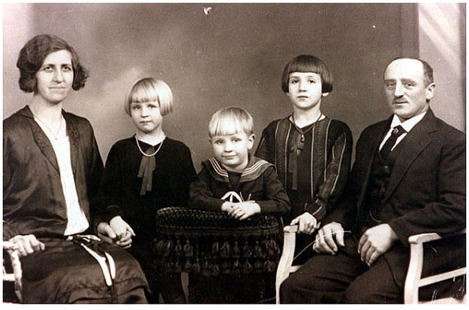 Mormor (Dorthea), Mor (Agni), Erik, Inga og Morfar (Niels)
