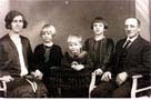 Mormor (Dorthea), Mor (Agni), Erik, Inga og Morfar (Niels)